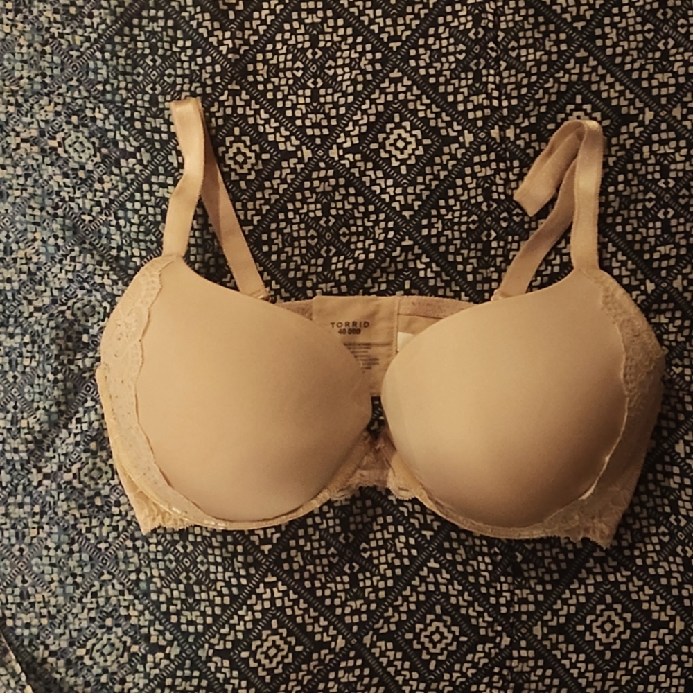 TORRID BRA, Pushup bra, cup size 40DDD cream color with Lace